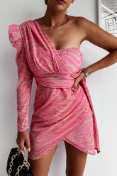 Vestido mini de un solo hombro con estampado animal